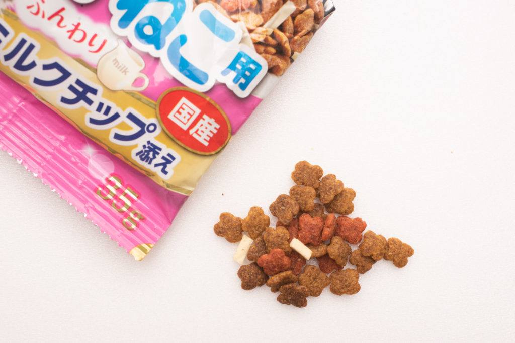 実食！】COMBO子ねこ用ミルクチップ添えのレビュー - ねことぼく